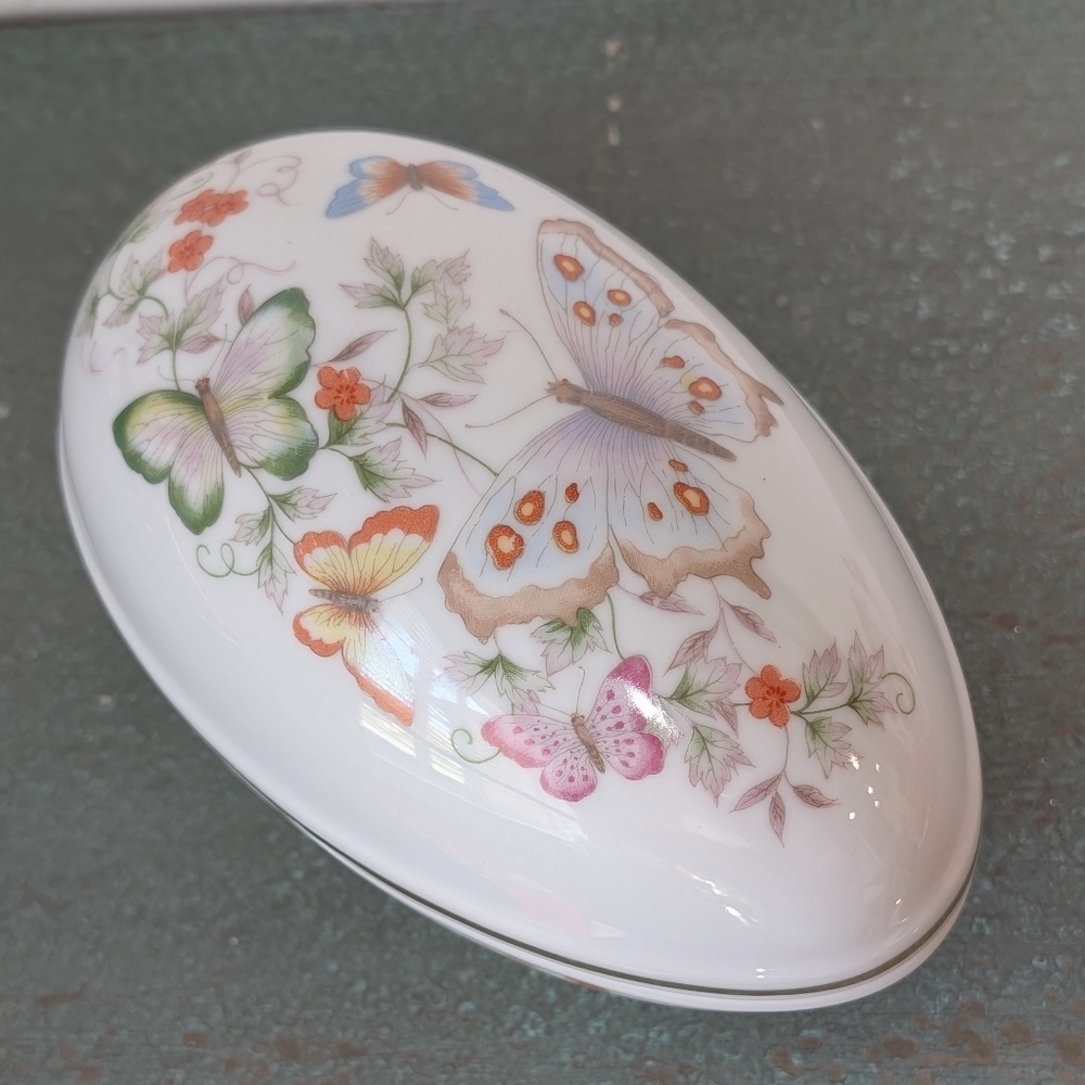 Vintage Avon Butterfly Flowers Porcelain Trinket ￼ Egg w/ 22K Trim 1974 Japan